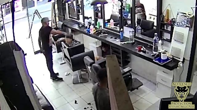Barber In El Salvador Protects His Shop Against Armed Robber