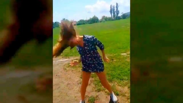 девушки танцуют необычно круто