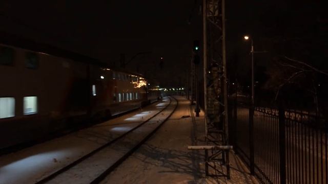 ЭП2К с «Двухэтажным составом» проследует станцию Колпино