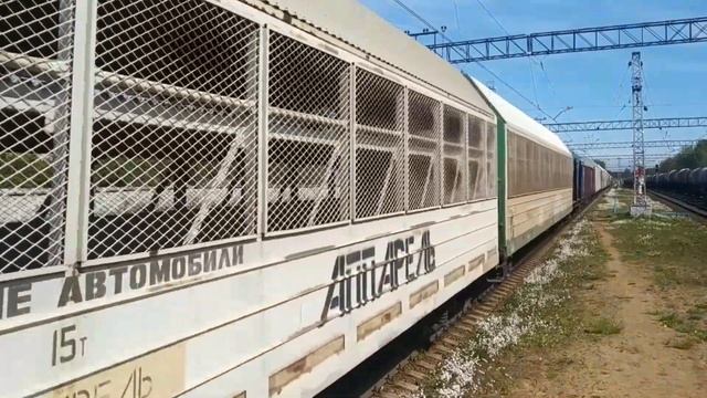 Тепловоз (Боинг) 2ТЭ116-1251 с грузовым поездом на станции Кушелевка