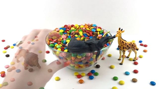 Динозавр ищет сюрпризы с животными Dinosaur Is Looking For Surprises With Animals