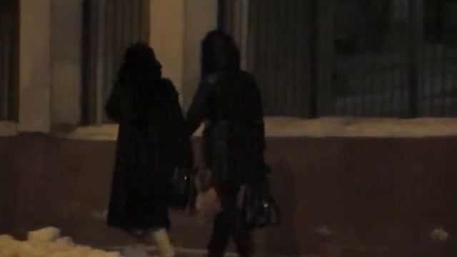 Чёрный короткий пуховик с капюшоном