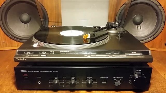 Yamaha AX 300 Amp + Technics TT + Infinity Qb Speakers Play Good Old Techno / EBM From Vinyl