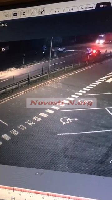 На въезде в Николаев пьяный водитель на «Опеле» врезался в отбойник: пострадала пассажирка