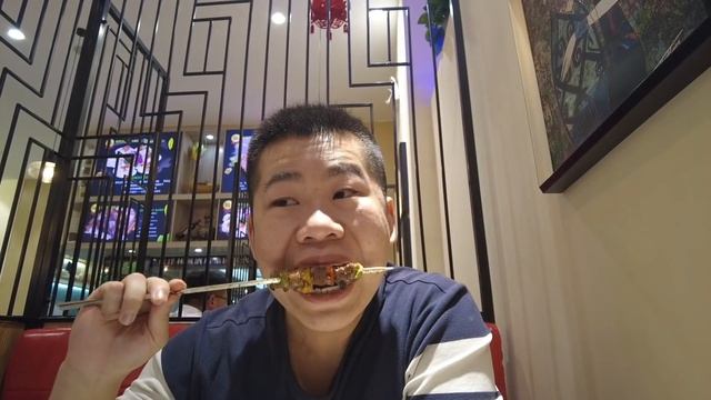 阿强带小舅子吃夜宵，水煮鱼加烤串，吃的满嘴流油，过瘾！【cram阿强】