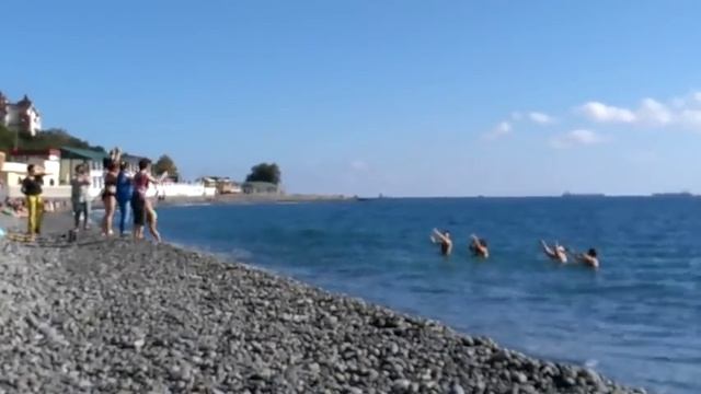 Под Новороссийском группа женщин зажигательно танцевала прямо в море