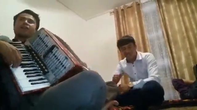 зееригип достор менен ырдап😃😃ак рубашка мен Алтын Садиров