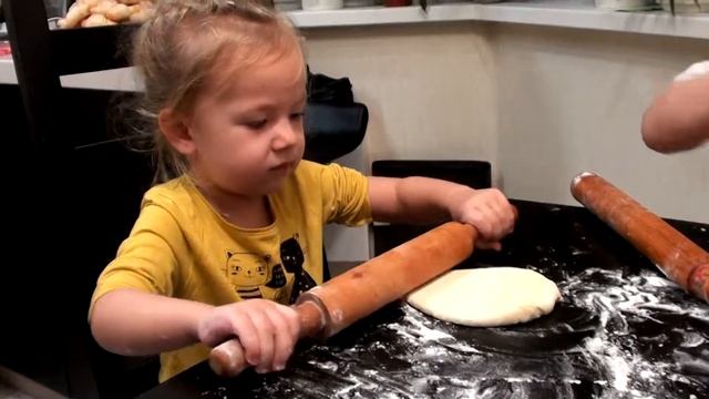 Лиза и Катя делают печенье/катаем тесто/делаем печенье из теста/детская кухня