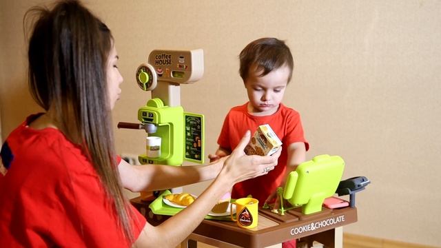 Мирон с мамой играют в кофейню