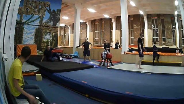 Тренировка по акробатике в клубе Bump