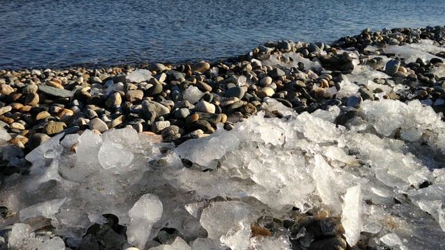 Синий Байкал и голубой небосвод! А в лесу уже зима, полными сугробами полна!