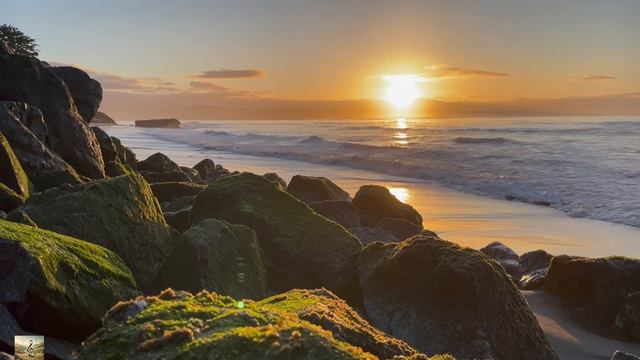 Красивый закат на пляже SUNMARINA