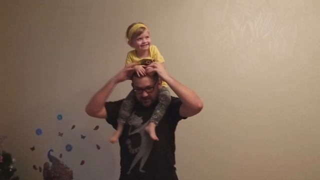 ЭЛИЗА И ПАПА ДЕЛАЮТ ВЕСЕЛУЮ ЗАРЯДКУ...