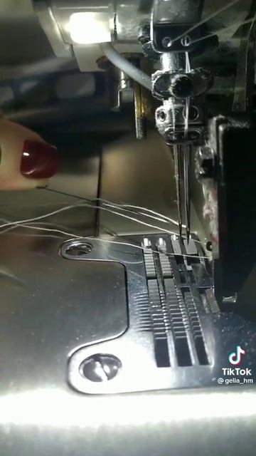 Заправить нитки в оверлок правильно