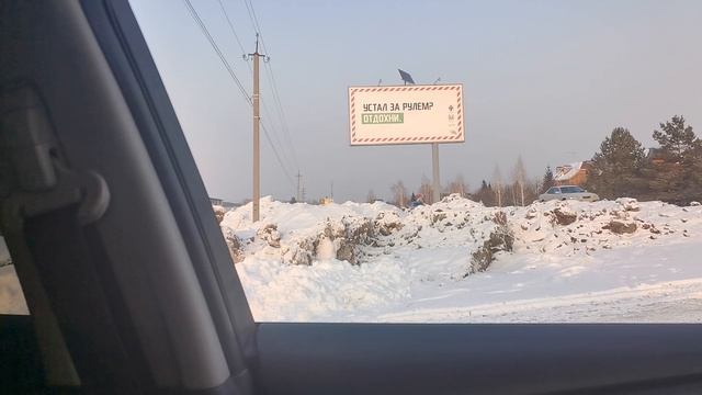 Выезд из ДНТ Вымпел (Голубой залив), ТУАД чистит снег, правоцируя аварии.