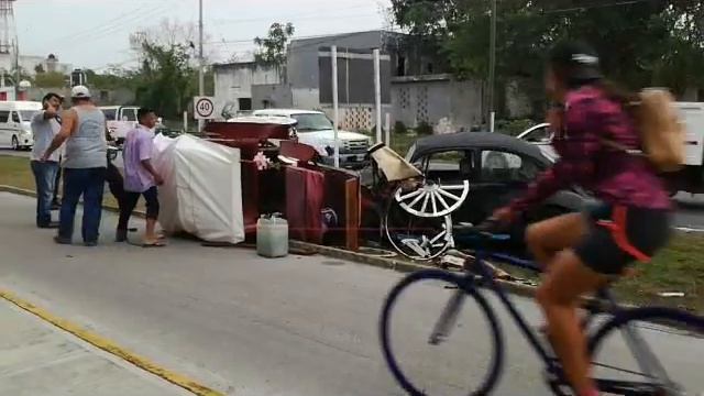 Conductor De Sedan Provoca Carambola Y Se Impacta Contra Una Calesa