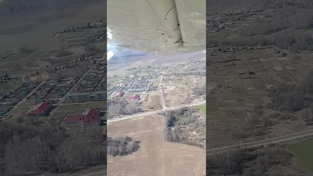 Лапин Денис управляет самолётом