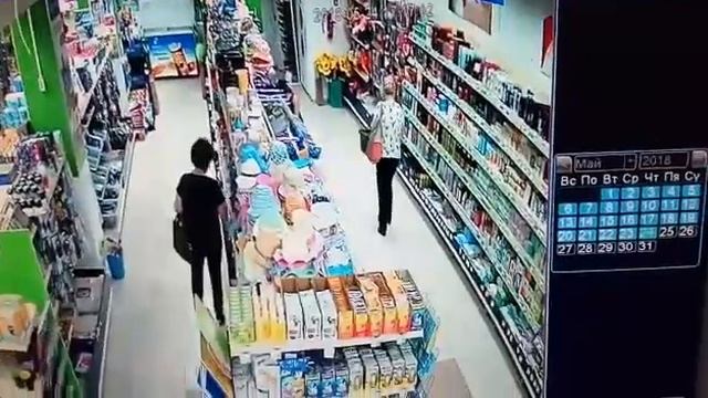 Умело воруют две подружки