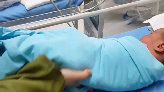 Breastfeeding is easy : Wrapping newborn and proper cradling.