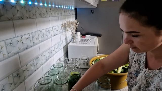огурцов на рынке почти нет/огурцы с кетчупом очень вкусные
