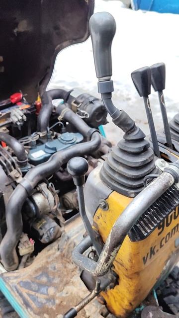 Оборванные опоры двигателя миниэкскаватора Кубота