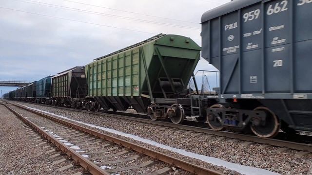 Тепловоз 1513 серии C36-7i с грузовым поездом отправляется со станции Нарва