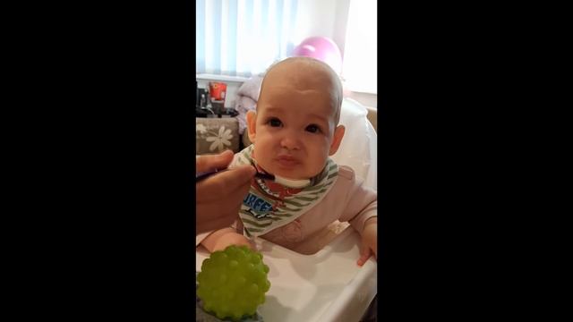 Как внучка Милька пюрешку ела