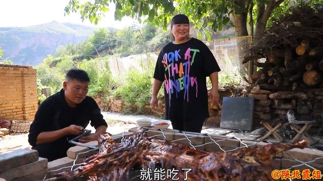 【陕北霞姐】中秋节了，霞姐一家人欢聚一堂烤全羊，吃肉喝酒唱着歌，真热闹！
