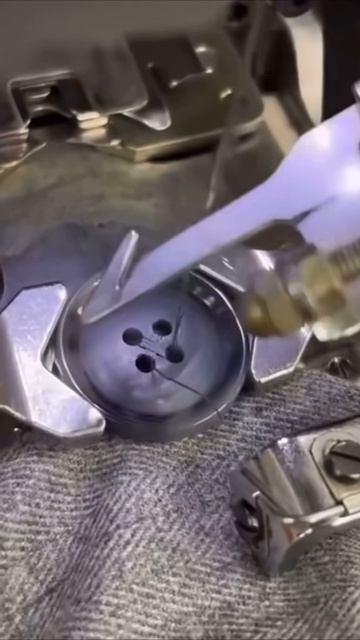 Как пришивают пуговицы #пуговица #нить #нитки