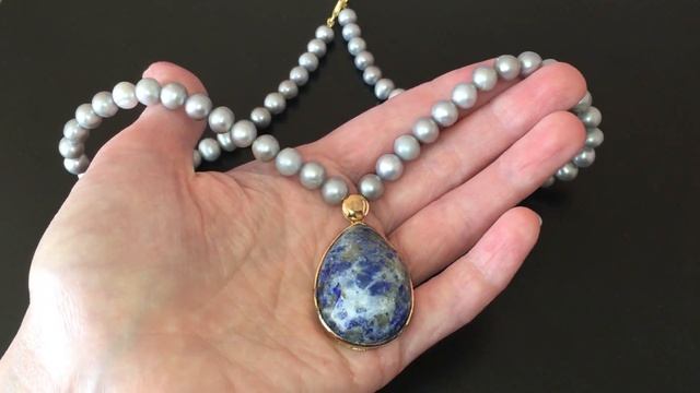 Колье из серебристого жемчуга с кулоном из лазурита