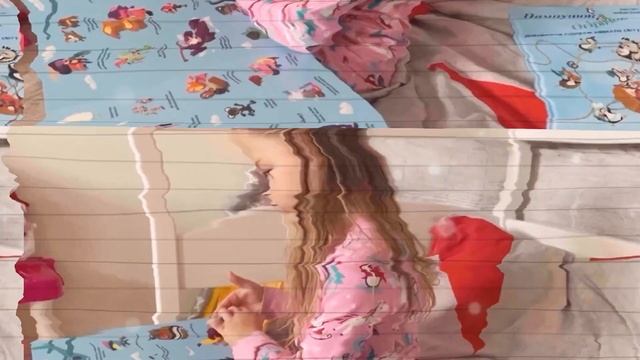 Алиса с мамой читают книжки. Наши любимые Виммельбухи!