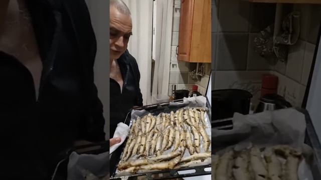 жареная мойва в духовке лайфхак 😂 #лайфхак #жаренаямой #мойвавдуховке #мойва