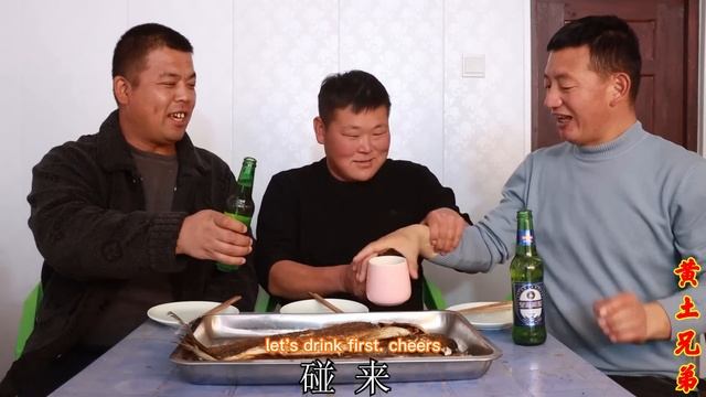 胖星星大病初愈买了俩条草鱼做烤鱼，鱼肉鲜嫩入味，香辣过瘾真解馋【黄土兄弟】