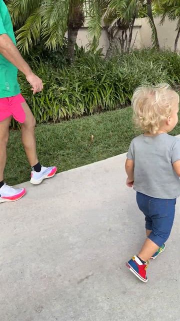 Дэвид бежит по улице. Милый малыш на прогулке!