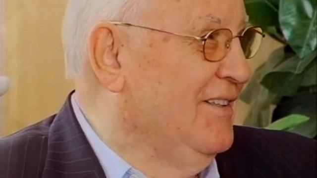 Горбачов (Горбачев) розказує вірш українською