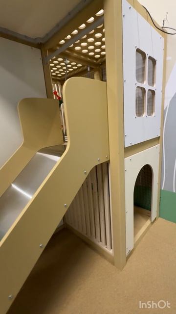 Детский уголок в современном кафе