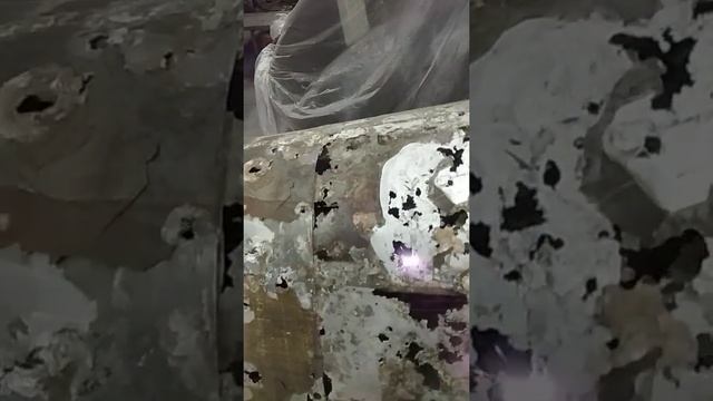 Лазерная очистка сильно поврежденной коррозией поверхности