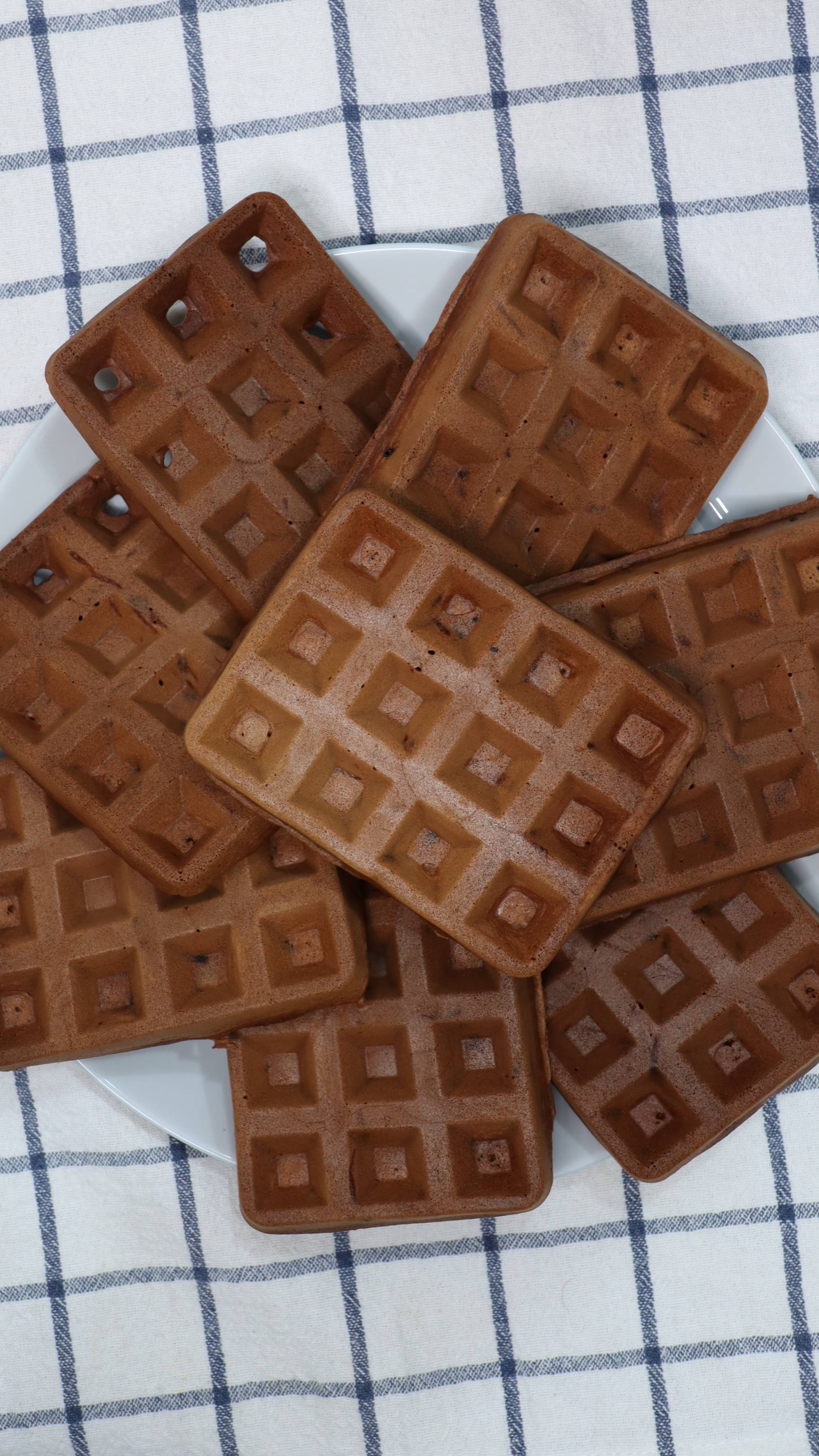 Шоколадные вафли в вафельнице.