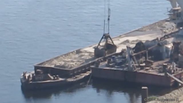 Плавкран грузит песок Триполье
