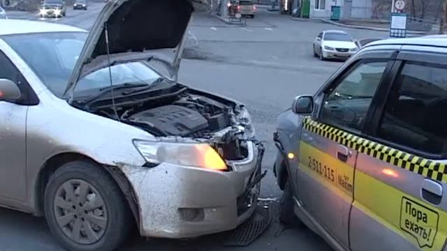 На Выселковой седан не уступил дорогу автомобилю такси