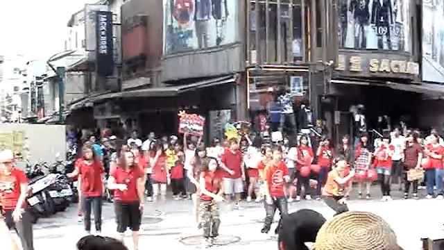 TVXQ/DBSK Dance Flashmob From Taiwanese Cassiopeia In Kaohsiung