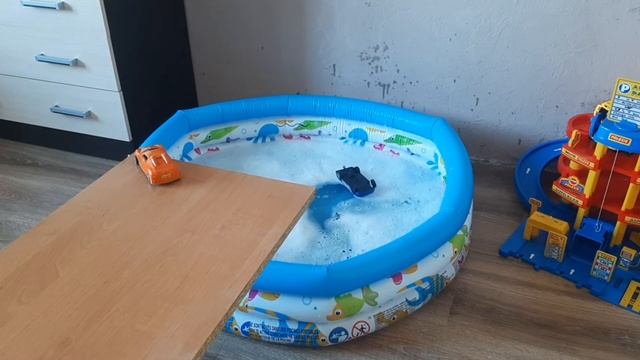 Пенная вечеринка у машинок. Машинки играются с водой.#машинки #трактор  #видеодлядетей