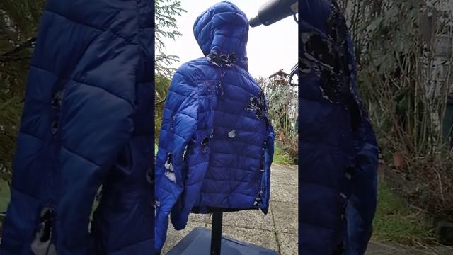 Steppjacke, Glanznylon, Kaputt  Wird Gerippt Und Geschmolzen