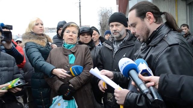 1  Лавров зачитує вимоги пікетувальників