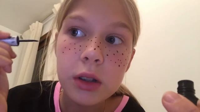 Делаю веснушки подводкой|