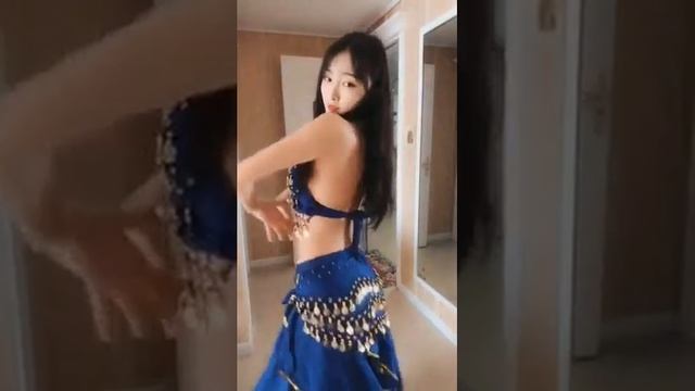 Cos女仆妹子自拍，想要抖胸奈何绑的太紧，在线笑场！加比基尼美女半球抖胸热舞！【抖音tiktok快手微视视频hd】