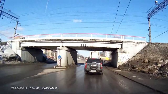 Видеорегистратор. Кран поцарапал эстакаду