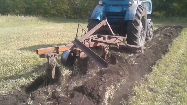 Трактор Т 40 с плугом 3 корпуса