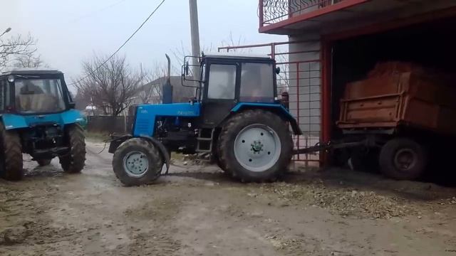 мтз 82.1 вытаскивает мтз 952 с прицепом 8 тонн из погриба +3тонн