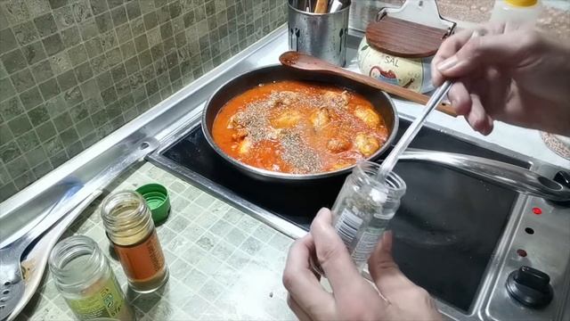 ALITAS DE POLLO CON PATATAS EN SALSA DE TOMATE